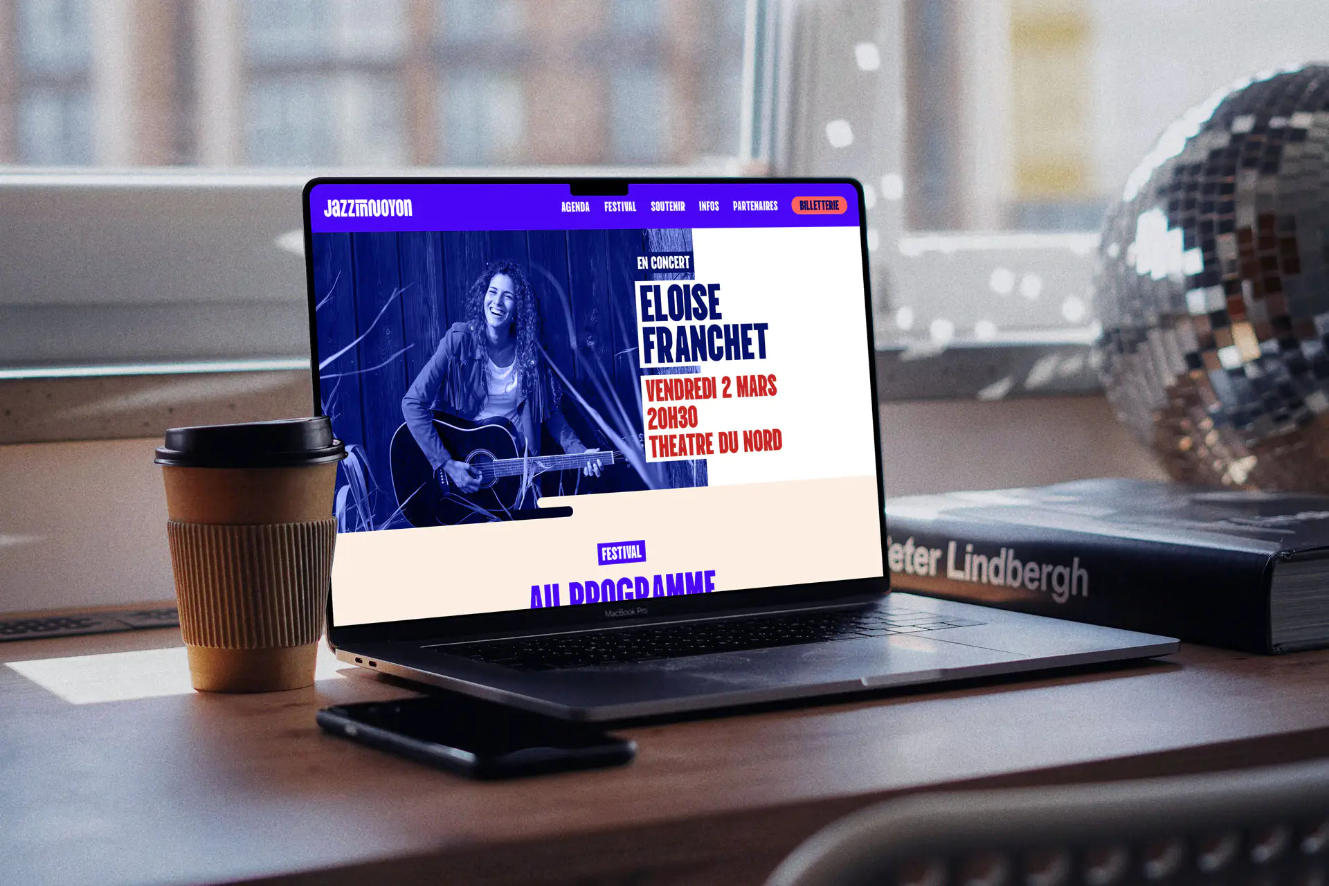 Mockup de la page web du festival Jazz in Noyon sur ordinateur portable, UI design direction artistique