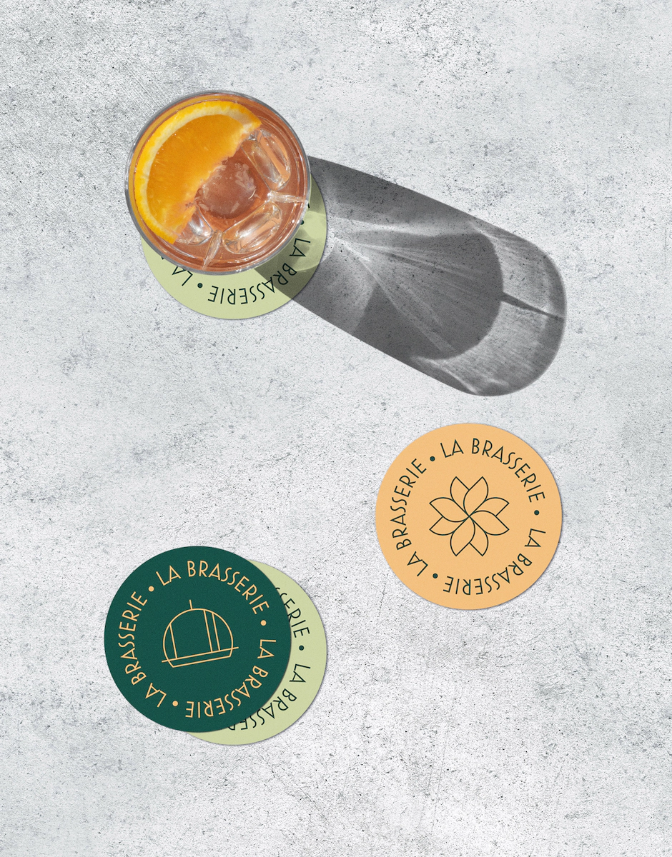 Photographie de cocktails et dessous de verre illustrés réalisés pour La Brasserie.