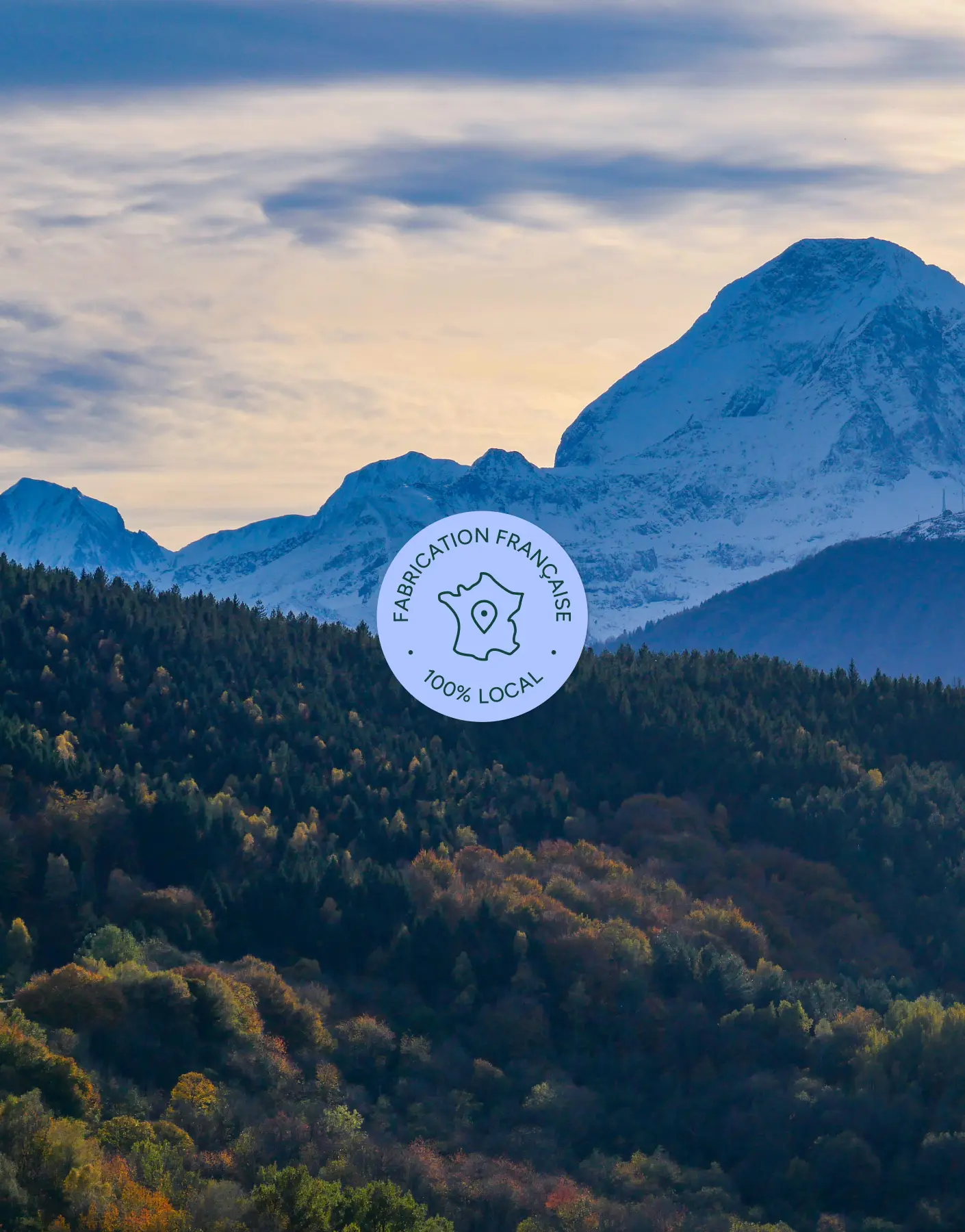 Badge de l'identité visuelle Futaine apposé sur une photographie des Pyrénées ariégeoises.