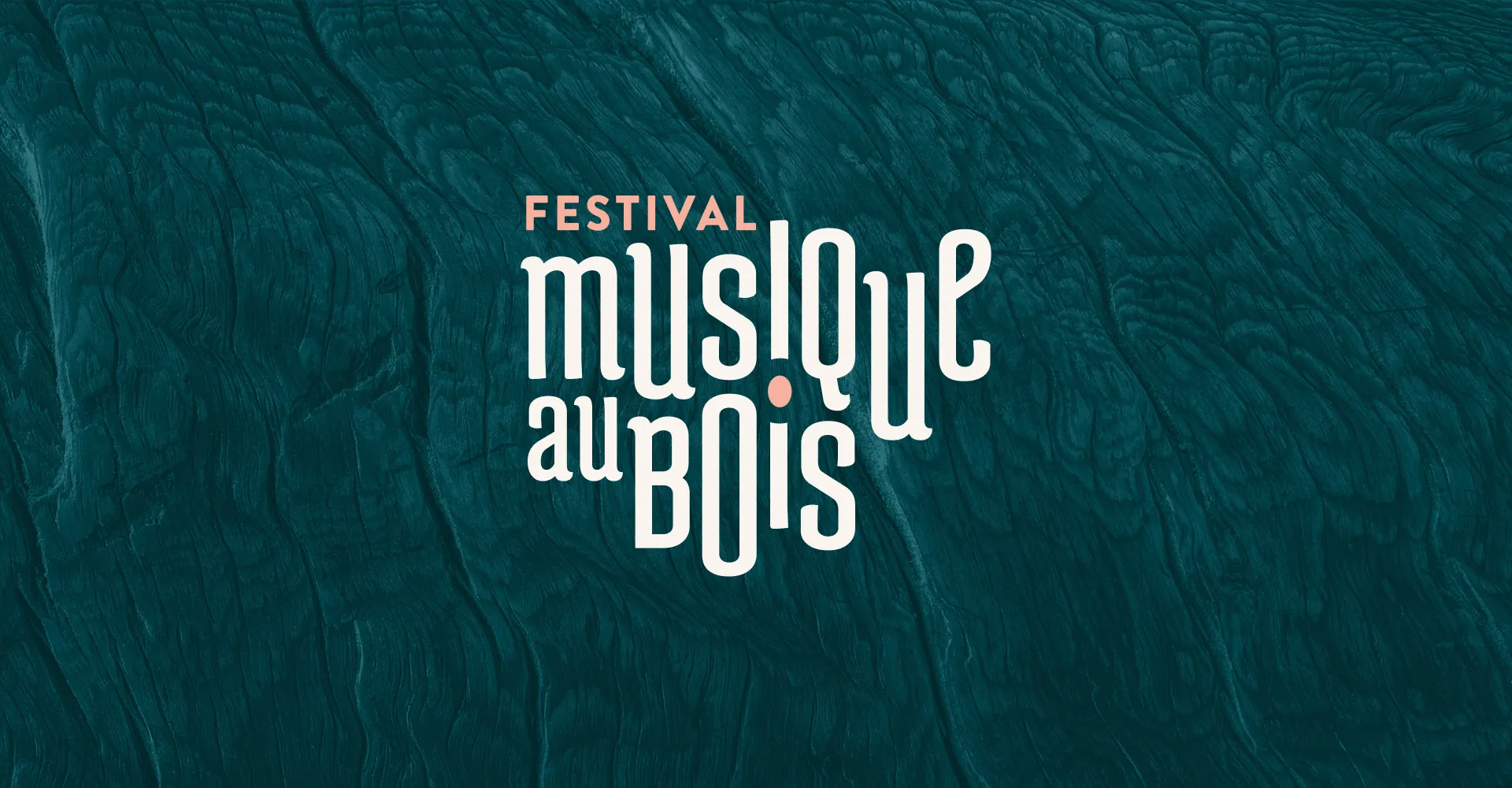 Logo du festival Musique au bois sur un fond texturé bleu.